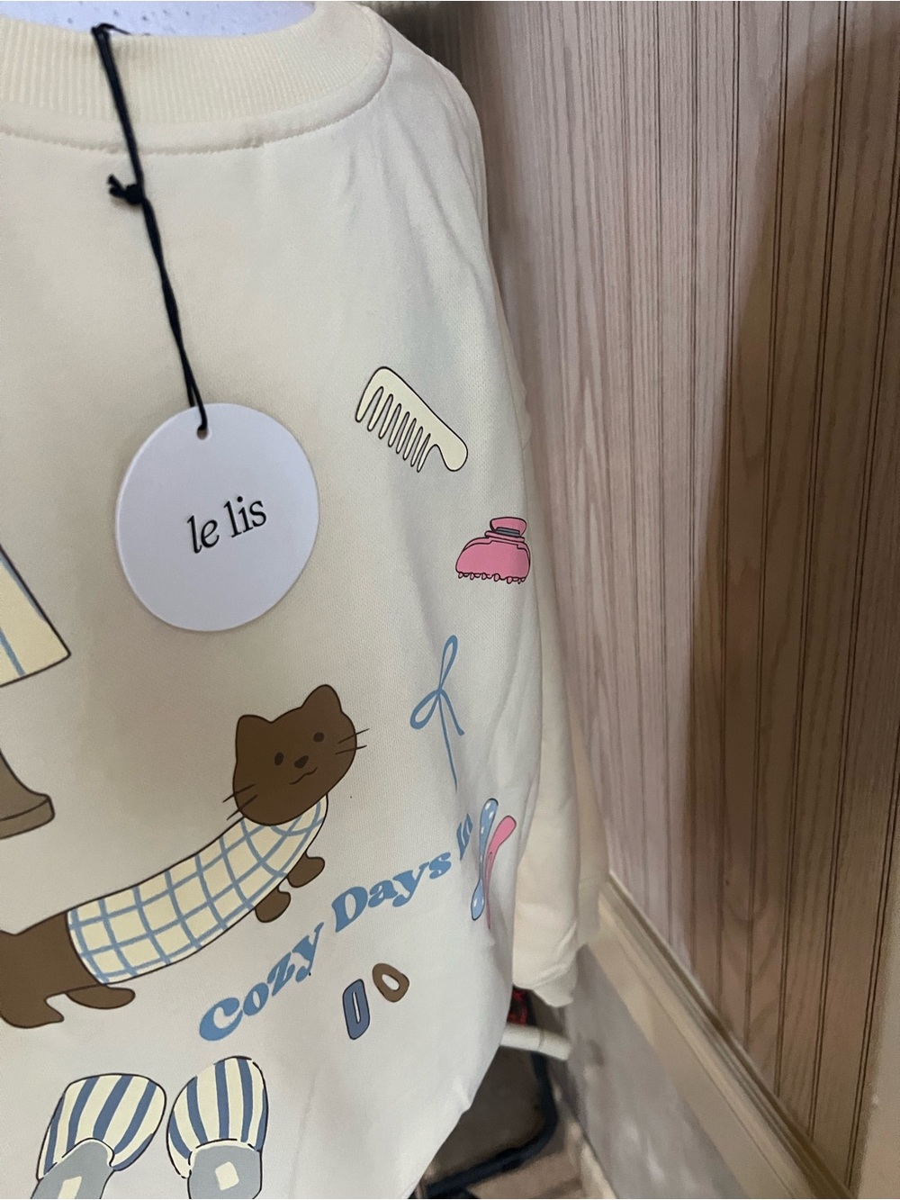 Le Lis Pale Yellow Crewneck Sweatshirt with Small Cat Graphic - Picture 10 of 10